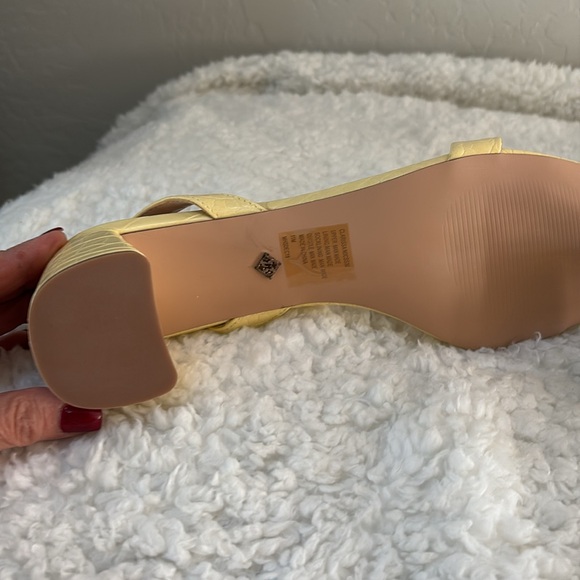 NIB Nannete Lepore size 11 sandles yellow - Picture 4 of 4
